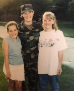 A female soldier with her two daugthers